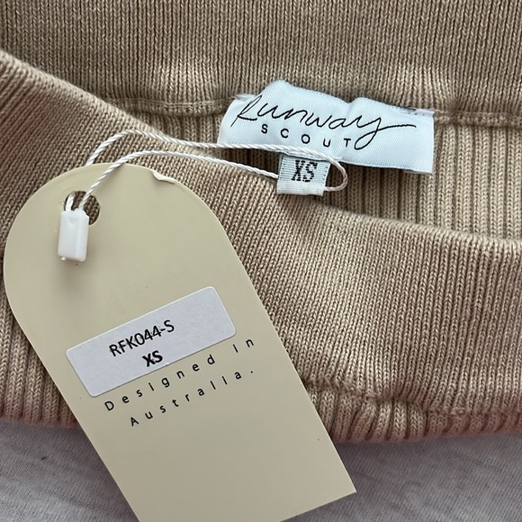 NWT Runway Scout neutral knit sweater set top/skirt size xs. Skirt has slit - Picture 11 of 11